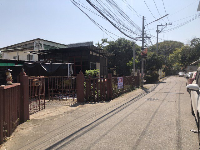 ขายที่ดินย่านสันติธรรม-เนื้ิอที่-108-ตรว-พร้อมสิ่งปลูกสร้าง-ซอยเม็งรายรัศมี-ทำเลดีมาก