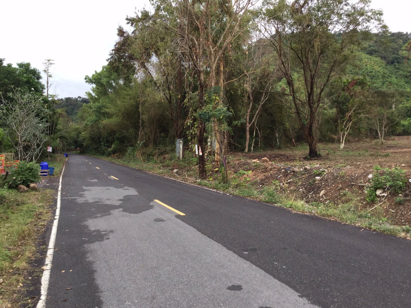 ขายที่ดินติดเนินเขา-ด้านหน้าติดถนนดำ