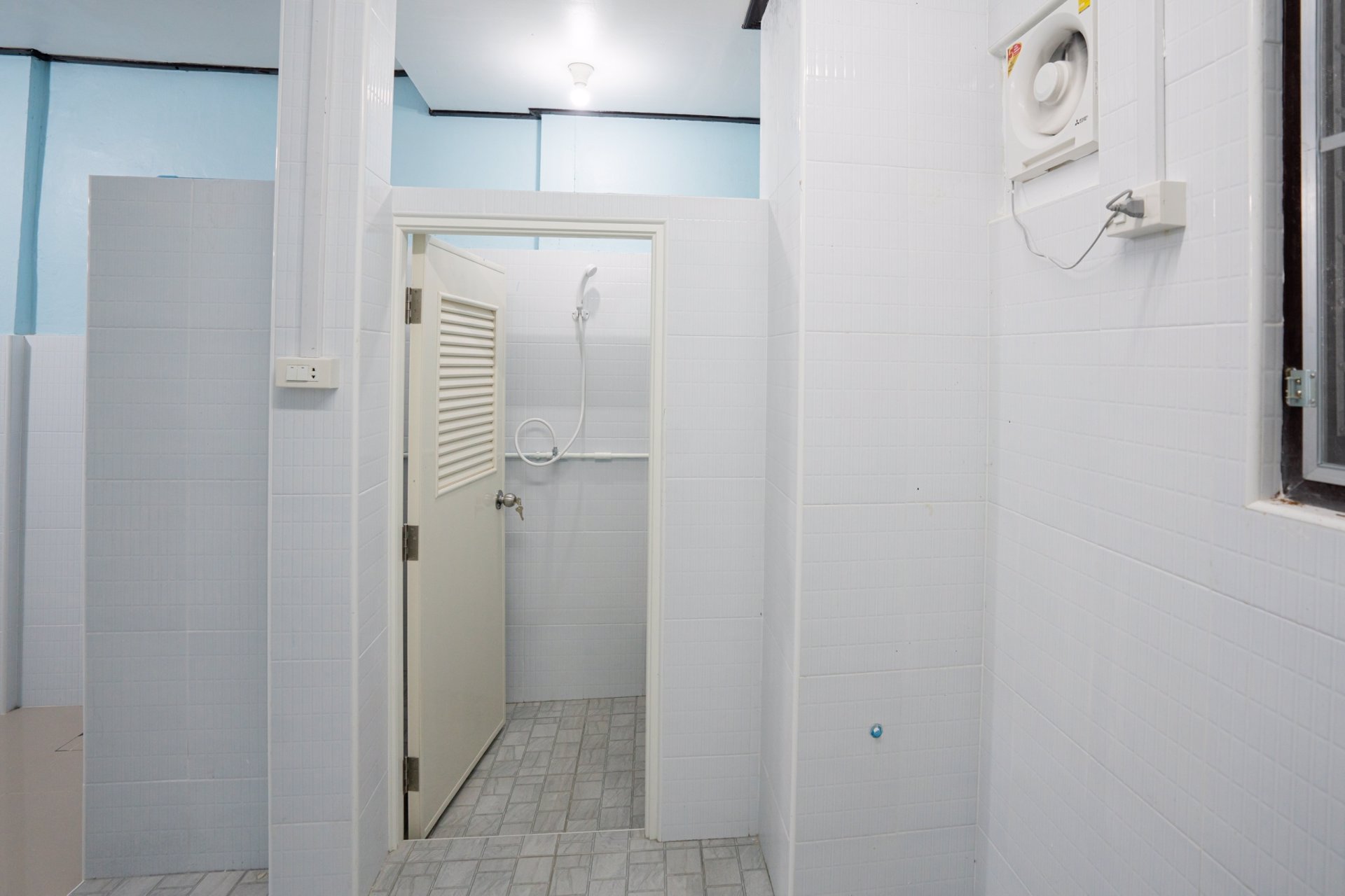 ขายบ้านทาวน์โฮม-2-ชั้น-ติดวงเวียนใหญ่ตกแต่งพร้อมเข้าอยู่เดินทางสะดวก-โทร-085-999-4224