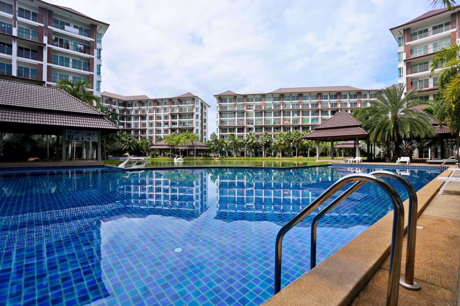 ขายคอนโด-เอดี-บางเสร่-เลคแอนด์-รีสอร์ท-คอนโดหรูพร้อมอยู่-8-ชั้น-สัตหีบ-ชลบุรี