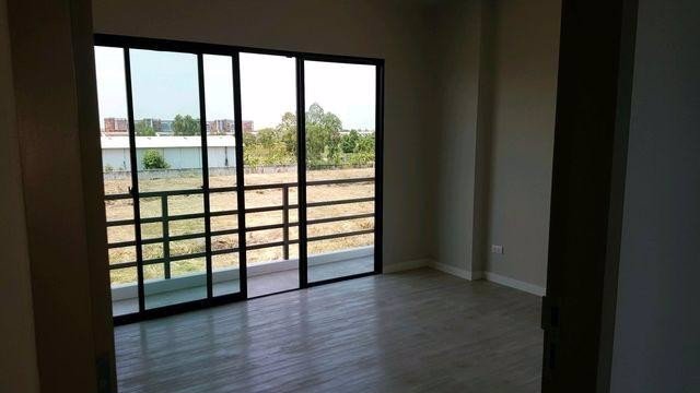 hr-3296-ให้เช่าทาวน์โฮม-3-ชั้น-โครงการเวร่า-บิสเน็ท-ร่มเกล้า-สุวรรณภูมิ-ใกล้สนามบินสุวรรณภูมิ