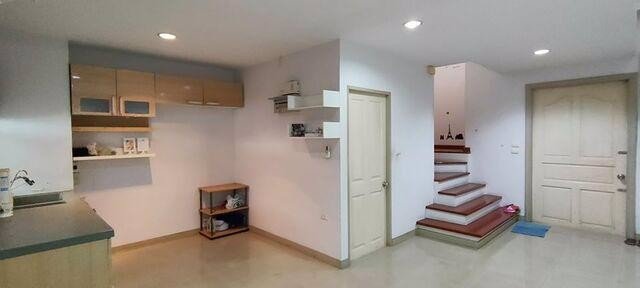 hs-1260-ขายทาวน์โฮม-3-ชั้นหมู่บ้านกลางเมืองบริติชทาวน์-ศรีนครินทร์-ทำเลดีติดถนนศรีนครินทร์