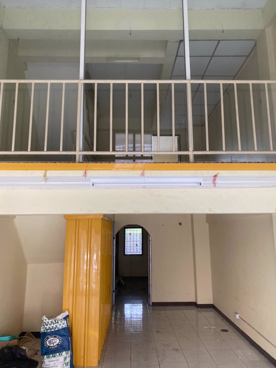 ขายหรือเช่า-อาคารพาณิชย์-หมู่บ้าน-รุ่งกิจวิลล่า-9-ซอยร่มเกล้า-58-เขตลาดกระบัง-อาคาร-3-ชั้นครึ่ง