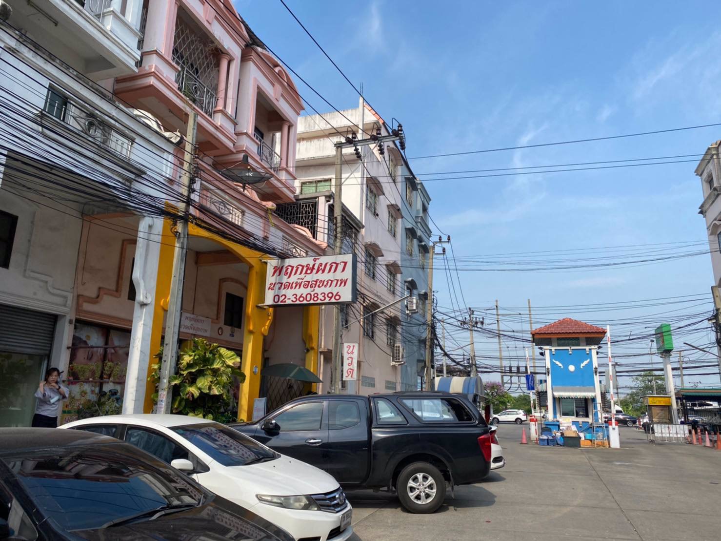 ขายหรือเช่า-อาคารพาณิชย์-หมู่บ้าน-รุ่งกิจวิลล่า-9-ซอยร่มเกล้า-58-เขตลาดกระบัง-อาคาร-3-ชั้นครึ่ง