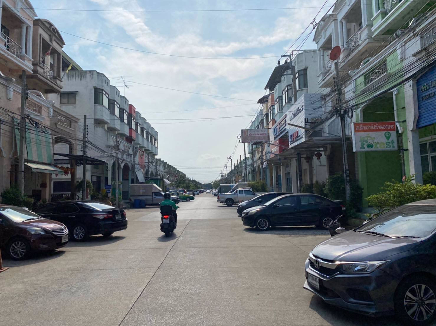 ขายหรือเช่า-อาคารพาณิชย์-หมู่บ้าน-รุ่งกิจวิลล่า-9-ซอยร่มเกล้า-58-เขตลาดกระบัง-อาคาร-3-ชั้นครึ่ง