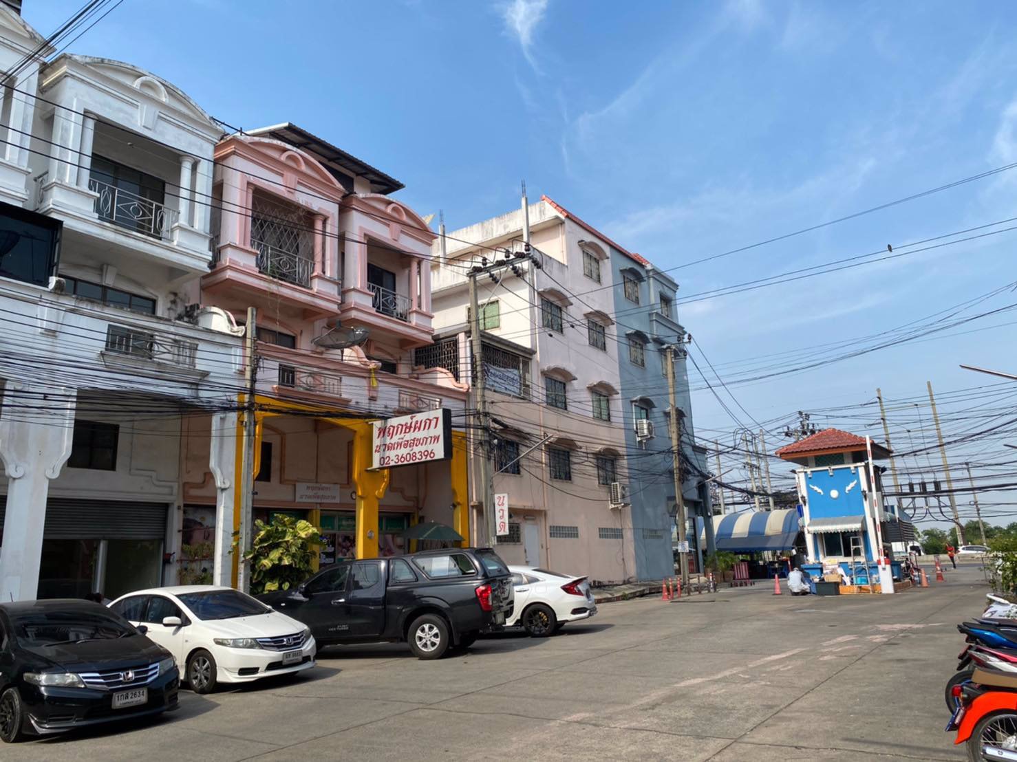 ขายหรือเช่า-อาคารพาณิชย์-หมู่บ้าน-รุ่งกิจวิลล่า-9-ซอยร่มเกล้า-58-เขตลาดกระบัง-อาคาร-3-ชั้นครึ่ง