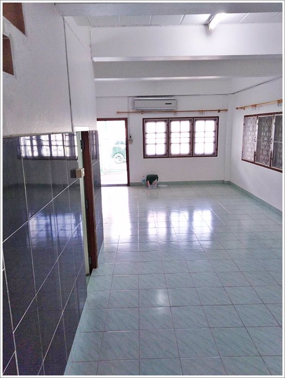 ให้เช่าทาวน์เฮ้าส์-2-ชั้น-ย่านลาซาล-เดินทางสะดวก-อยู่ใกล้แหล่งชุมชน-ร้านค้า-โรงเรียน-ตลาด-พร้อมอยู่