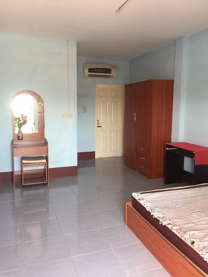 หอพักเจริญสุข-100-ตรว-2-ชั้น-พร้อมที่จอดรถ-พร้อมเฟอร์นิเจอร์-เช่น-เตียงที่นอนแอร์