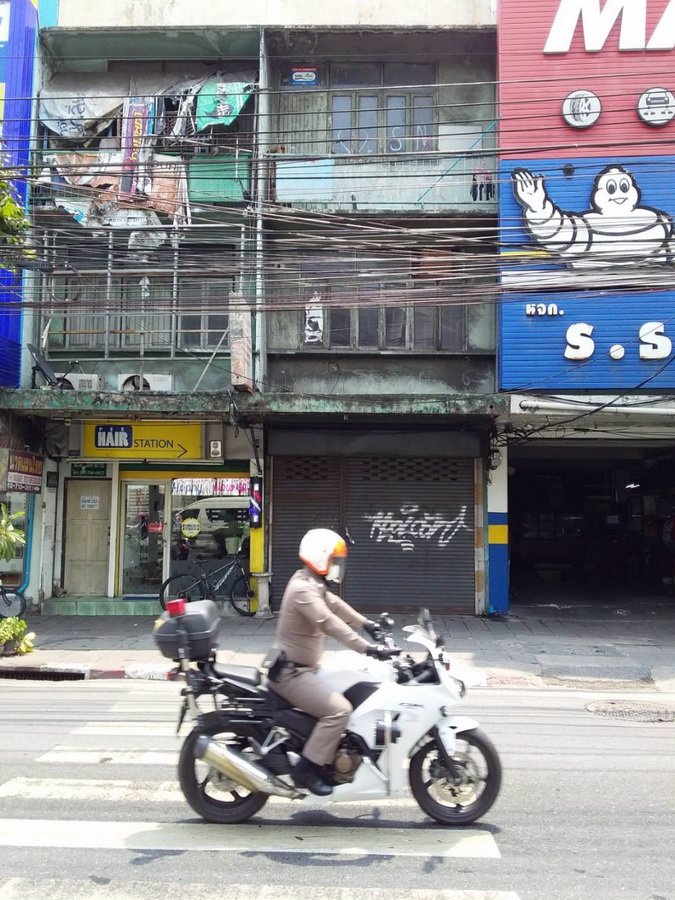 ให้เช่าตึกแถว-3-ชั้น-22-ตรว-ริมถนนพระราม4-แยกพระโขนงมุ่งหน้าไปกล้วยน้ำไท