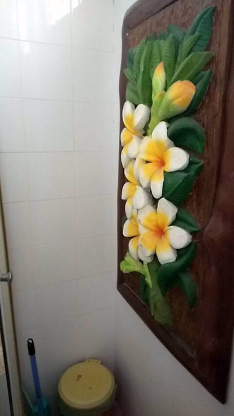 ขายบ้าน-หมู่บ้านรุ่งเจริญ-ขนาด-22-ตารางวา-2-ห้องนอน-3-ห้องน้ำ-ในบ้านปูด้วยไม้สัก-80-ซอยลาดพร้าว47-เ