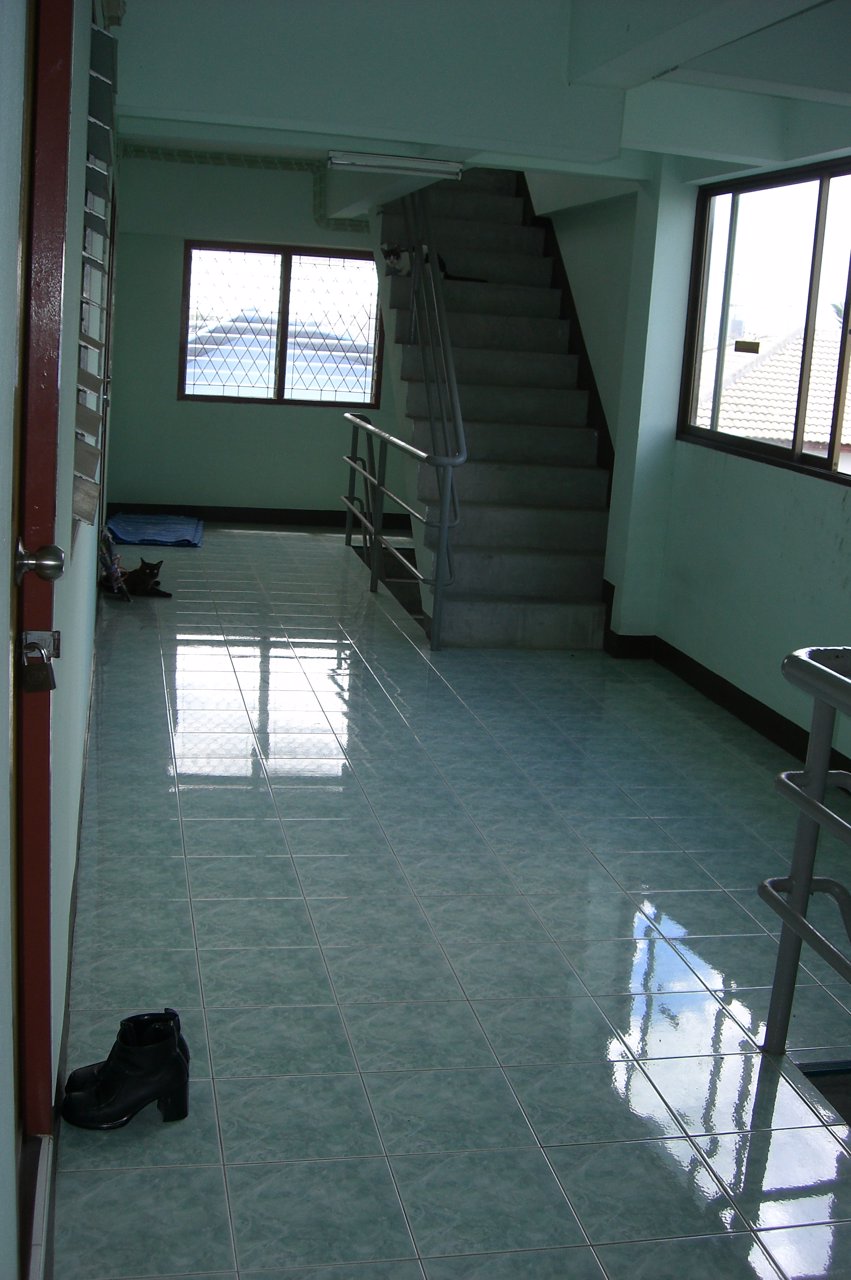 อพาร์ทเม้นท์-4-ชั้น-ห้องพักกว้างขวาง