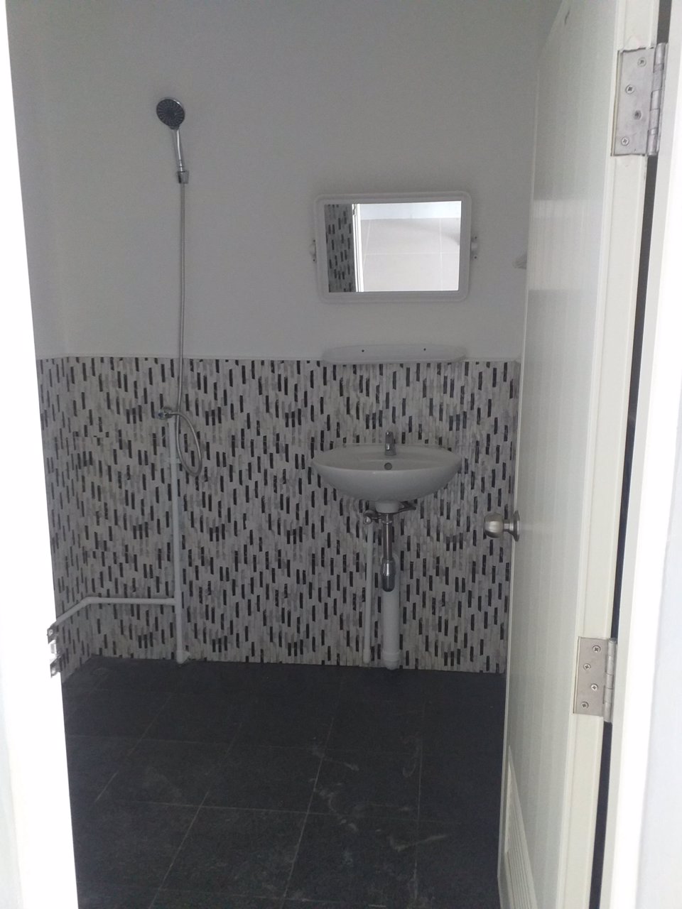 ให้เช่าร้าน-ริมถนนเลียบวารี-คู้ขวา-หนองจอก-กทม-ทำเลดี-ติดกับโรงเรียนวัดทรัพย์สโมสร