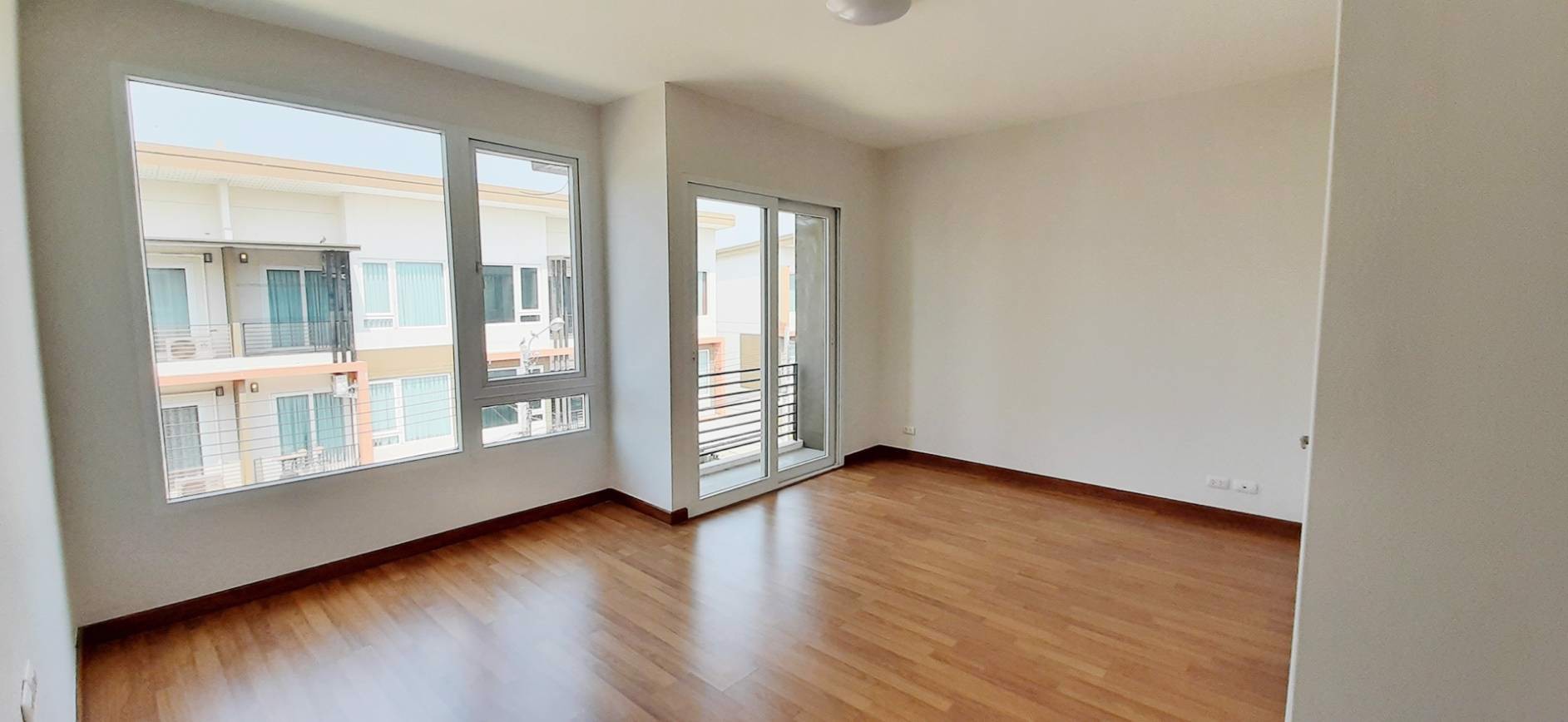 ขายถูกที่สุดในโครงการ-the-trust-ทาวน์โฮม-3-ชั้น-เกษตร-นวมินทร์-นวลจันทร์-ตกแต่งใหม่-พร้อมเข้าอยู