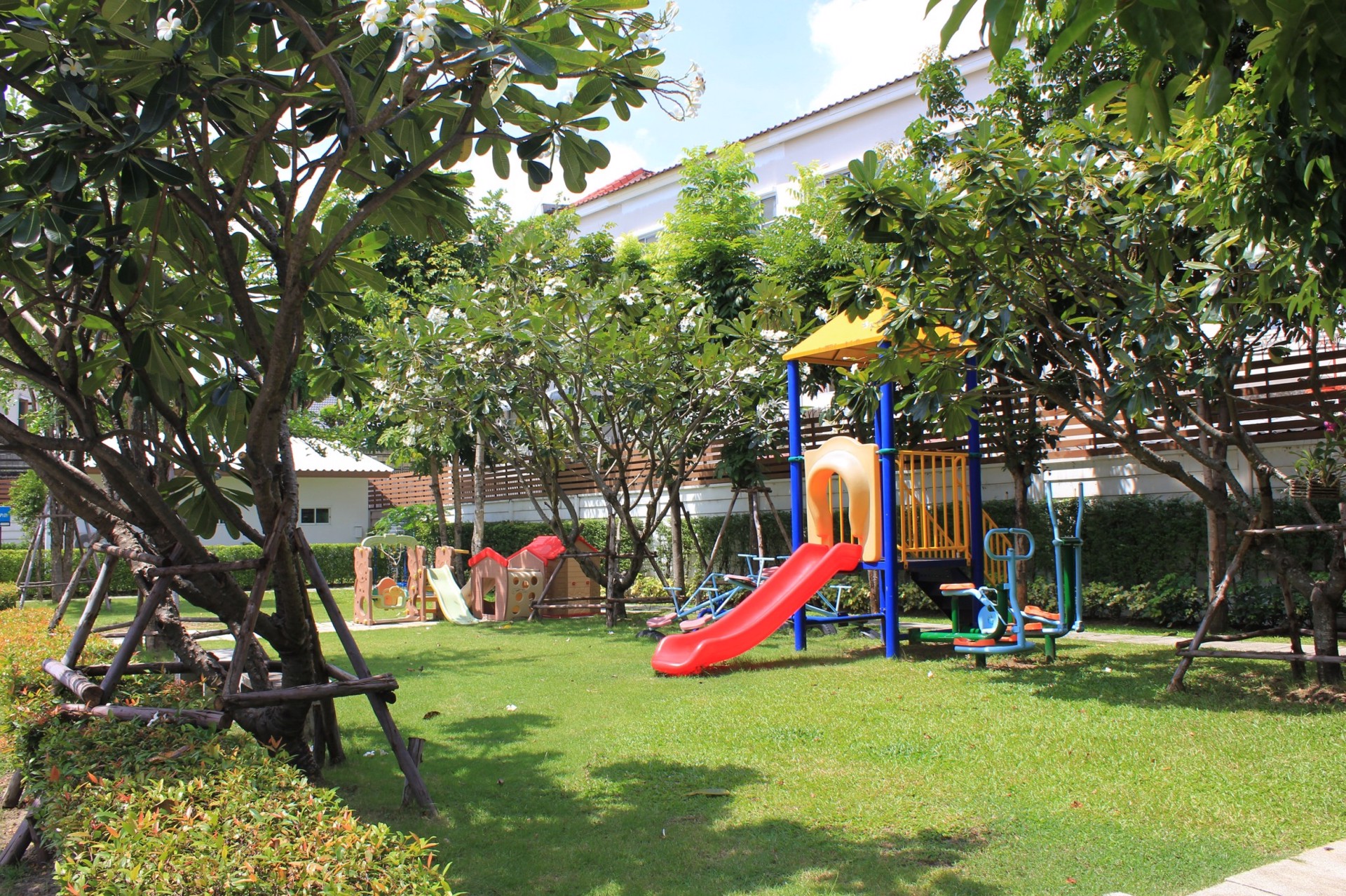 ขายถูกที่สุดในโครงการ-the-trust-ทาวน์โฮม-3-ชั้น-เกษตร-นวมินทร์-นวลจันทร์-ตกแต่งใหม่-พร้อมเข้าอยู