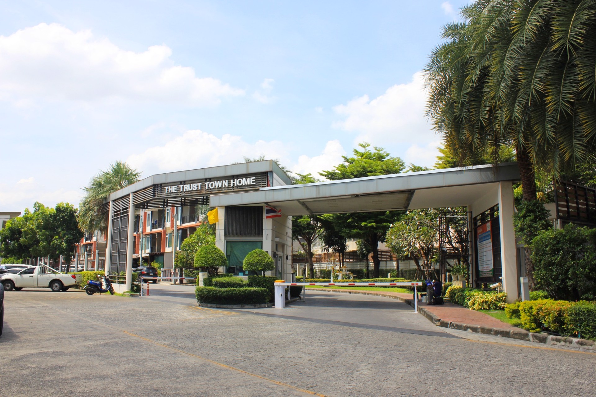 ขายถูกที่สุดในโครงการ-the-trust-ทาวน์โฮม-3-ชั้น-เกษตร-นวมินทร์-นวลจันทร์-ตกแต่งใหม่-พร้อมเข้าอยู