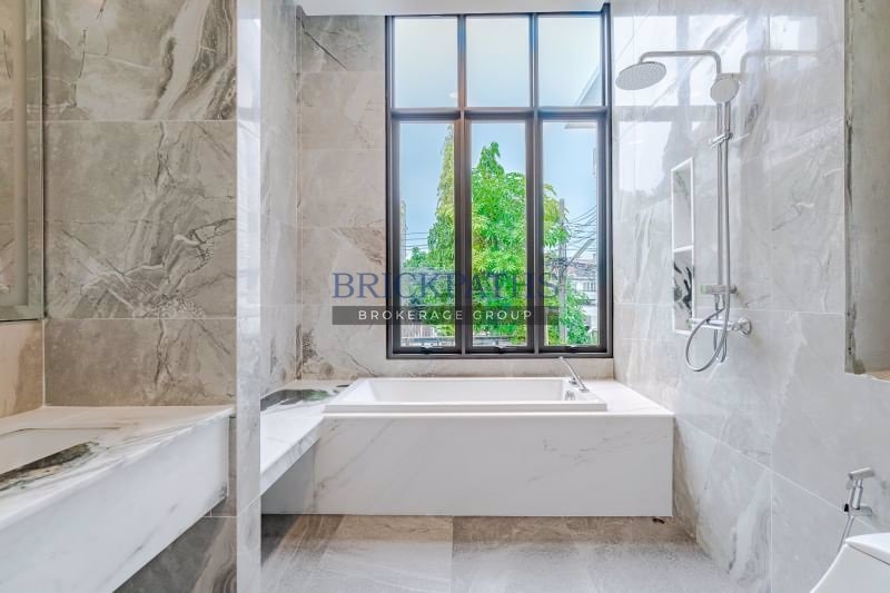 ขายทาวน์โฮม-2-ชั้น-สภาพรีโนเวทใหม่-ย่านซอยเอกมัย-12