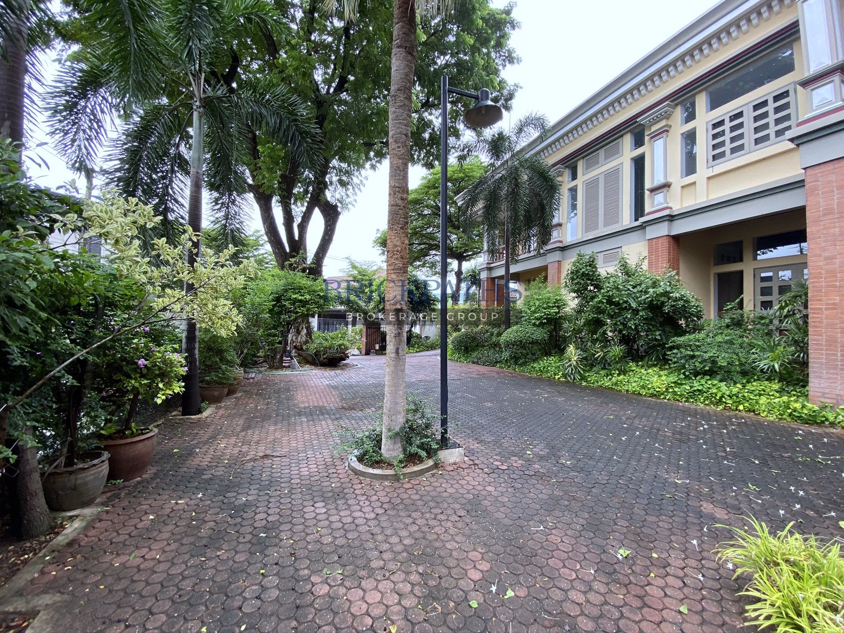 ขาย-บ้านเดี่ยว-หลังใหญ่-สไตล์-classic-colonial-หมู่บ้านปัญญา-ซอยพัฒนาการ-30-บนเนื้อที่เกือบ-1-ไร่