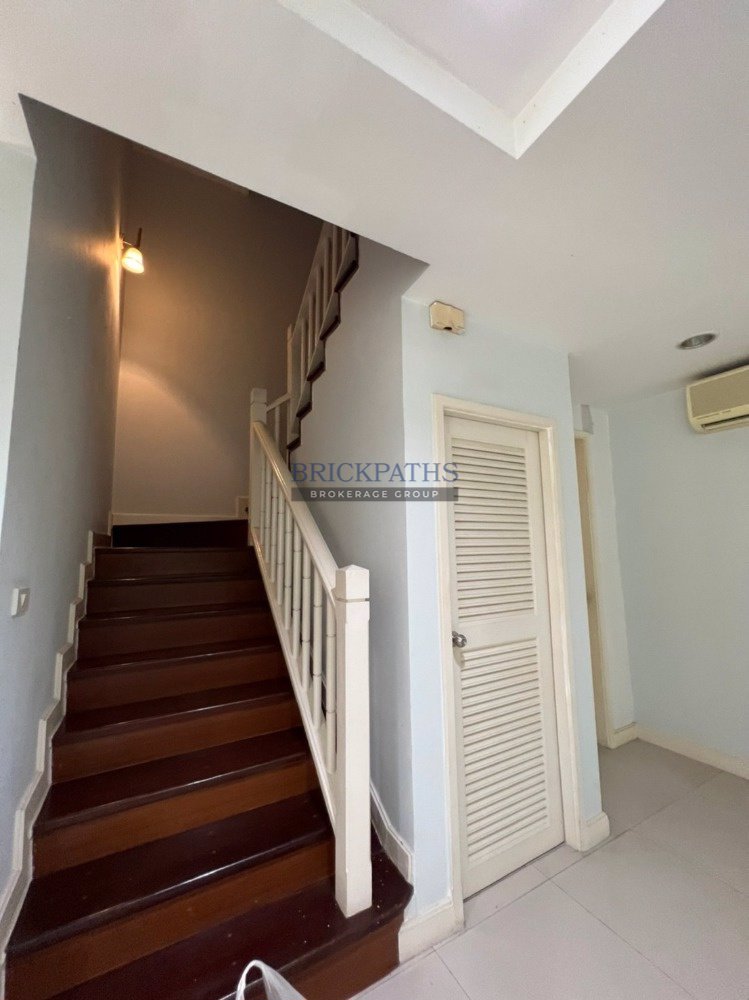 ขายหรือให้เช่า-ทาวน์โฮมสูง-4-ชั้น-ย่านเอกมัย-10-หน้ากว้าง-สภาพดีมาก