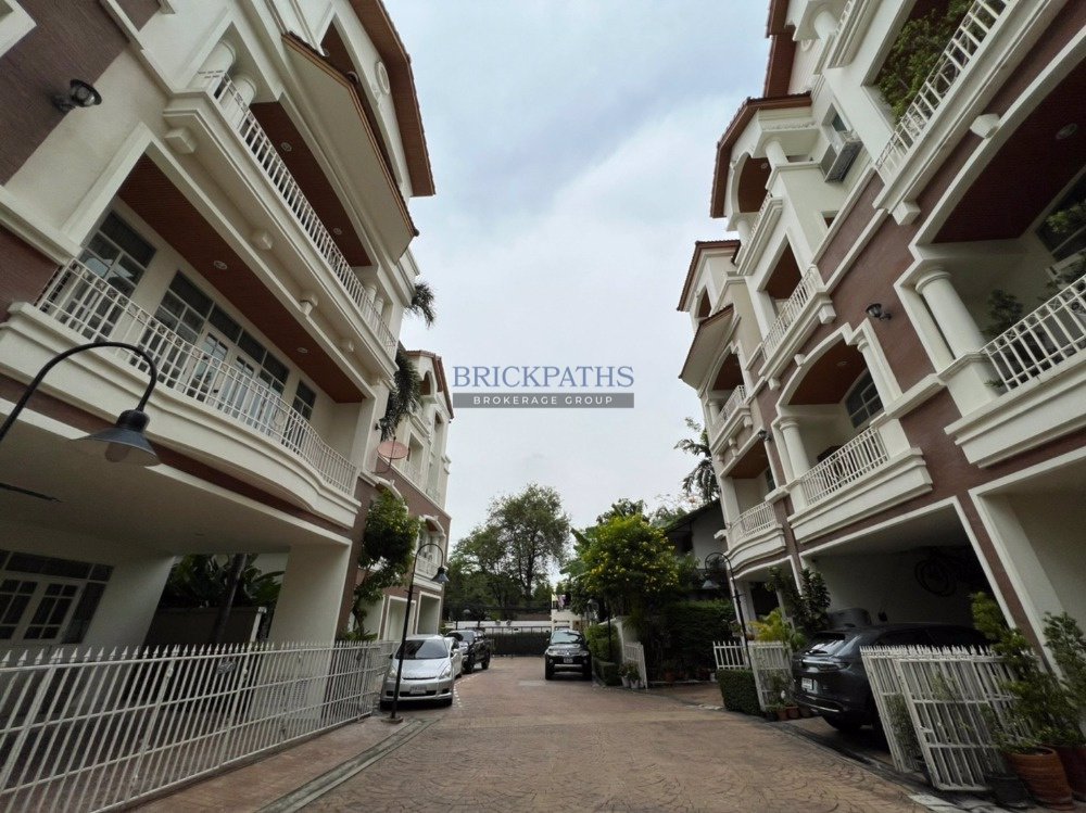 ขายหรือให้เช่า-ทาวน์โฮมสูง-4-ชั้น-ย่านเอกมัย-10-หน้ากว้าง-สภาพดีมาก