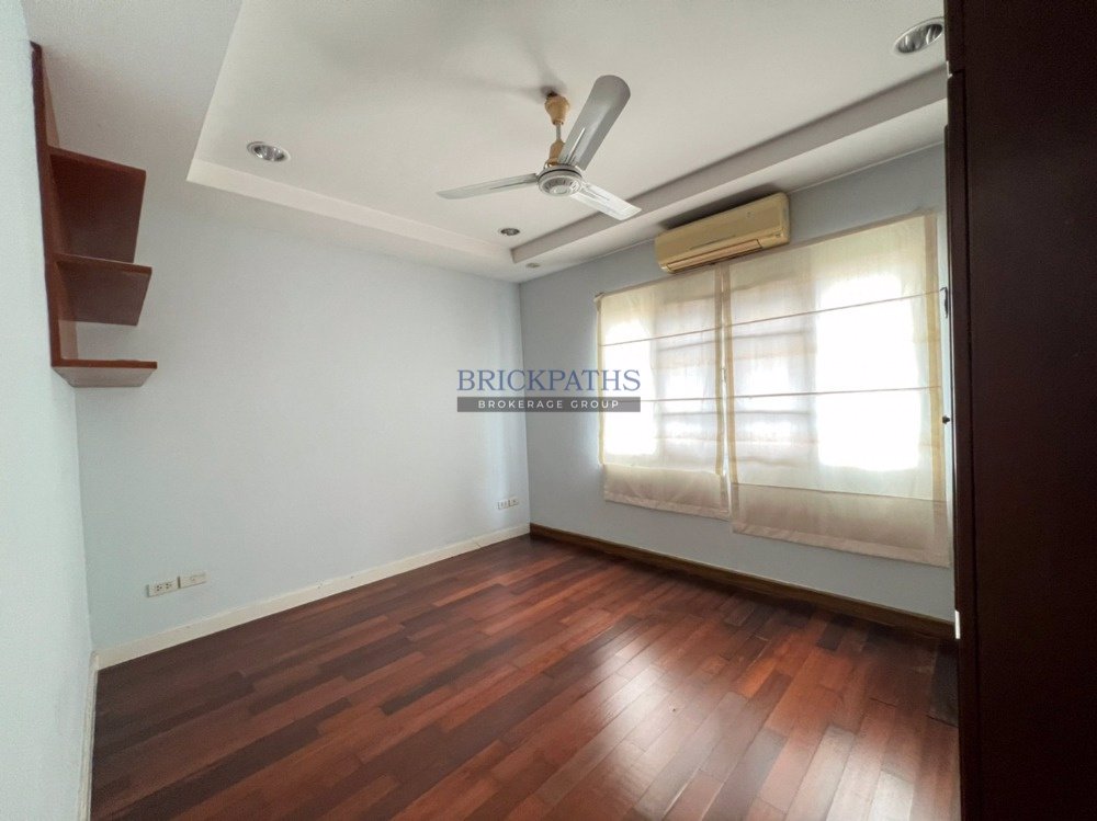 ขายหรือให้เช่า-ทาวน์โฮมสูง-4-ชั้น-ย่านเอกมัย-10-หน้ากว้าง-สภาพดีมาก