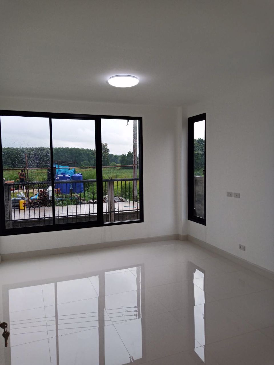 บ้านเดี่ยวสไตล์โมเดิร์น-แม่น้ำคู้-ซอย-2-ปลวกแดง-ระยอง-ราคา-1xx-ล้านบาท-เนื้อที่-45-ตรว-2ห้องนอน