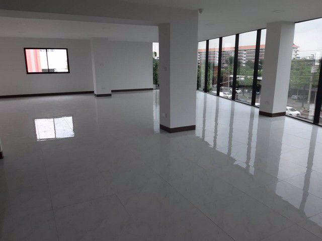 ให้เช่าสำนักงาน-5-ชั้น-มีลิฟท์-ติดถนน-เกษตร-นวมินทร์