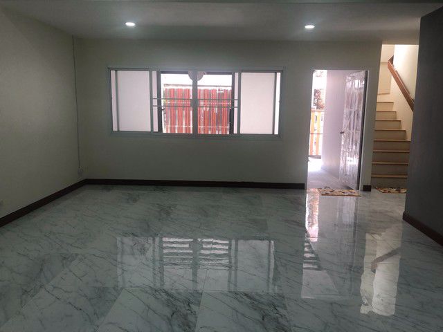 ให้เช่าทาวน์เฮ้าส์รีโนเวทใหม่-ในซอยสุขุมวิท-4-btsนานา