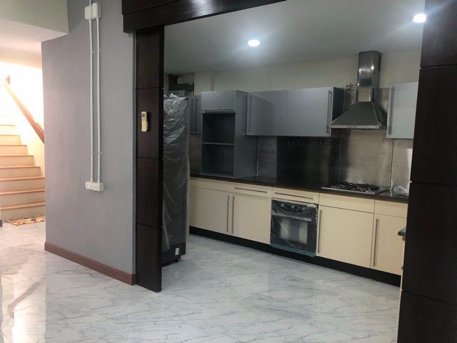 ให้เช่าทาวน์เฮ้าส์รีโนเวทใหม่-ในซอยสุขุมวิท-4-btsนานา