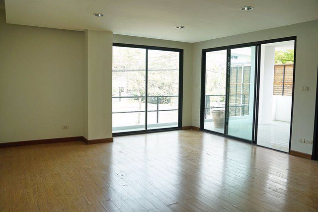 ให้เช่าสำนักงานออฟฟิศ-มีสระว่ายน้ำ-ติดห้างพาราไดซ์พาร์ค-ศรีนครินทร์