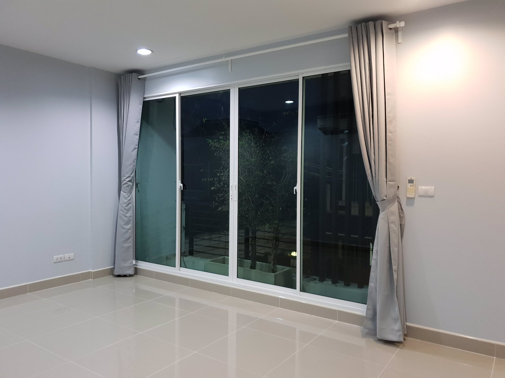 ให้เช่าทาวน์โฮม3ชั้นใกล้btsmrtบางหว้า