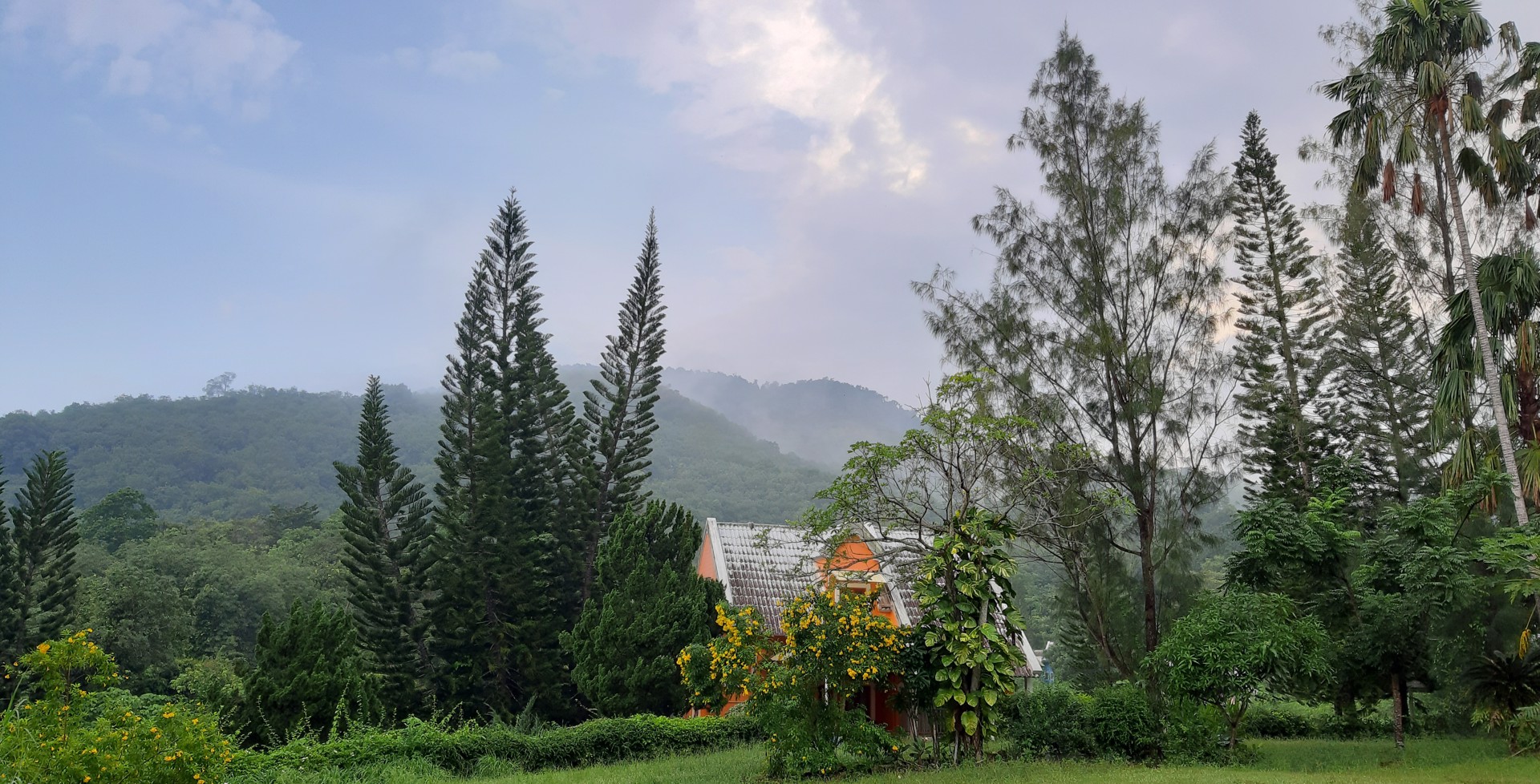 ขายด่วนบ้านเดี่ยวระยองบนเขาแต่ใกล้ทะเลหาดแม่รำพึง