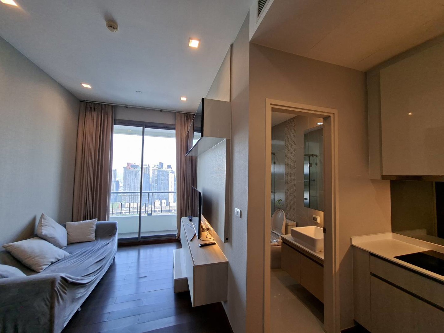 q-asoke-mrt-เพชรบุรี-1678-411-ชั้น-34-พื้นที่-455-ตรม2-bed