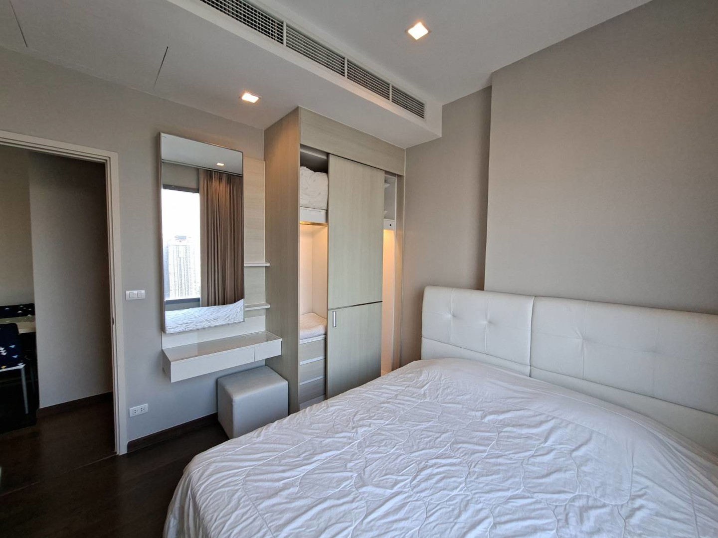 q-asoke-mrt-เพชรบุรี-1678-411-ชั้น-34-พื้นที่-455-ตรม2-bed