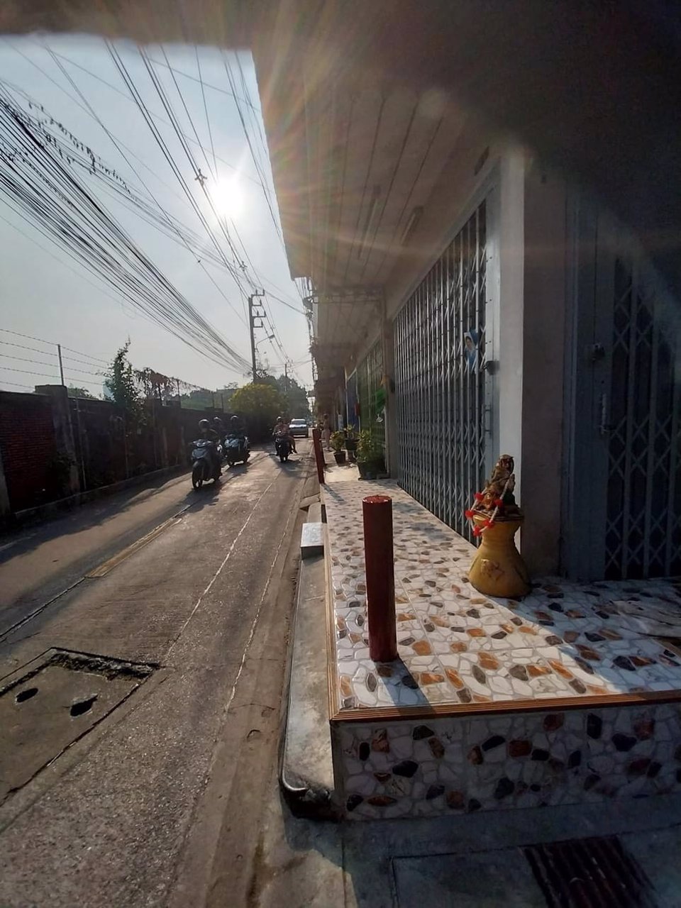 ขายตึก-3ชั้น-มีชั้นลอย-ดาดฟ้าบนสุด-พื้นที่12ตรวห้องหัวมุม-ติดถนน-2ด้าน