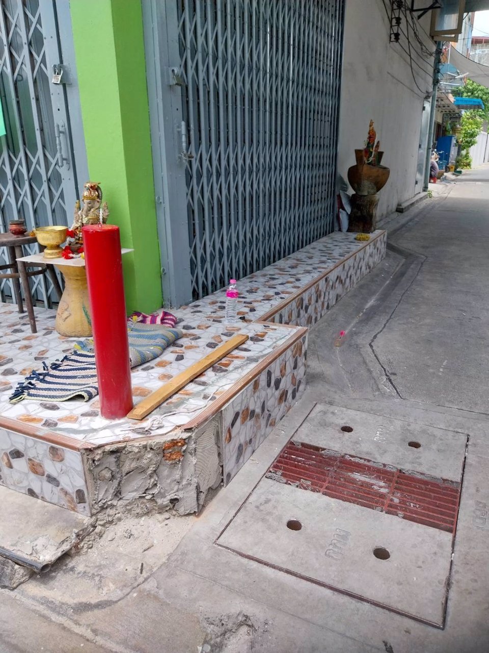 ขายตึก-3ชั้น-มีชั้นลอย-ดาดฟ้าบนสุด-พื้นที่12ตรวห้องหัวมุม-ติดถนน-2ด้าน