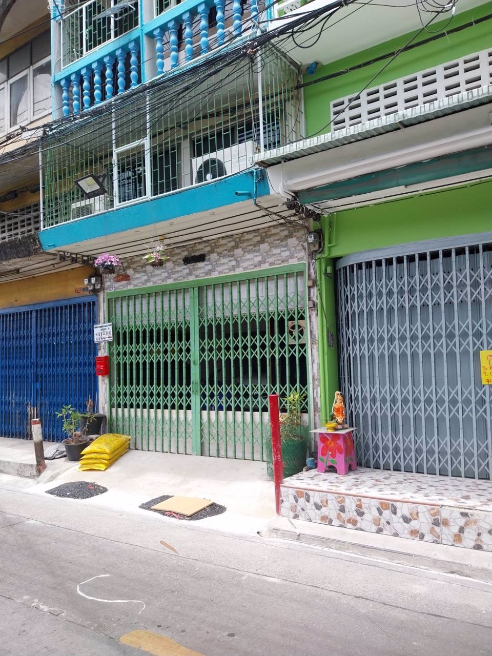 ขายตึก-3ชั้น-มีชั้นลอย-ดาดฟ้าบนสุด-พื้นที่12ตรวห้องหัวมุม-ติดถนน-2ด้าน