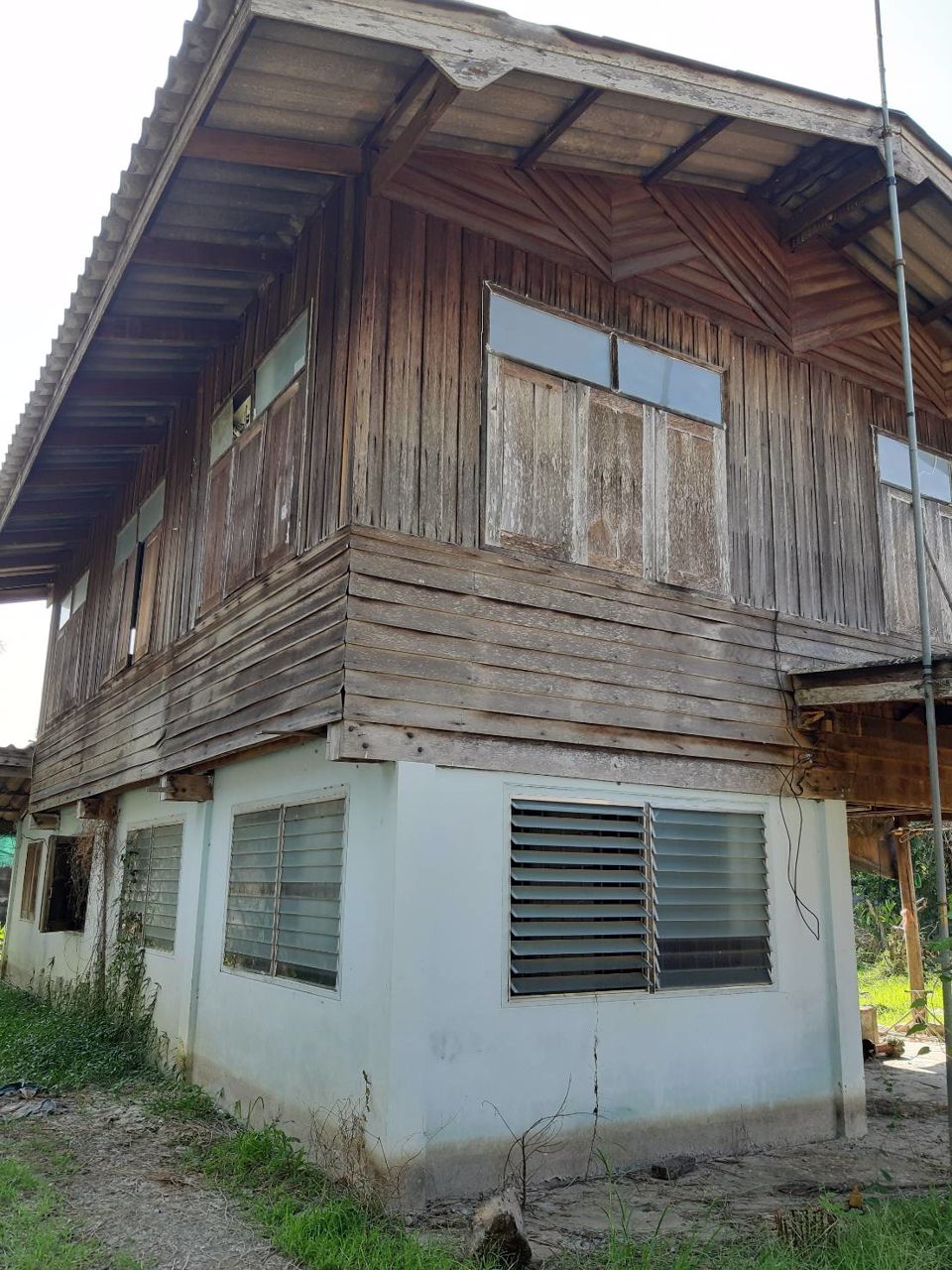 ขายบ้านไม่รวมที่ดิน-มีเสา-9-ต้น-เป็นไม้แดงกับไม้มะค่าและมีไม้รวมด้วยค่ะ-อำเภอชนแดน-จังหวัดเพชรบูรณ์