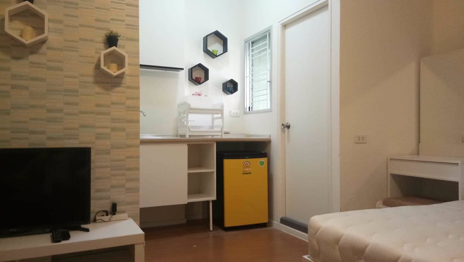 ขาย-เช่า-คอนโดลุมพินี-แต่งครบหิ้วกระเป๋าพร้อมเข้าอยู่-มีสนามหญ้ารมรื่นมีสระว่ายน้ำ-และฟิตเนส