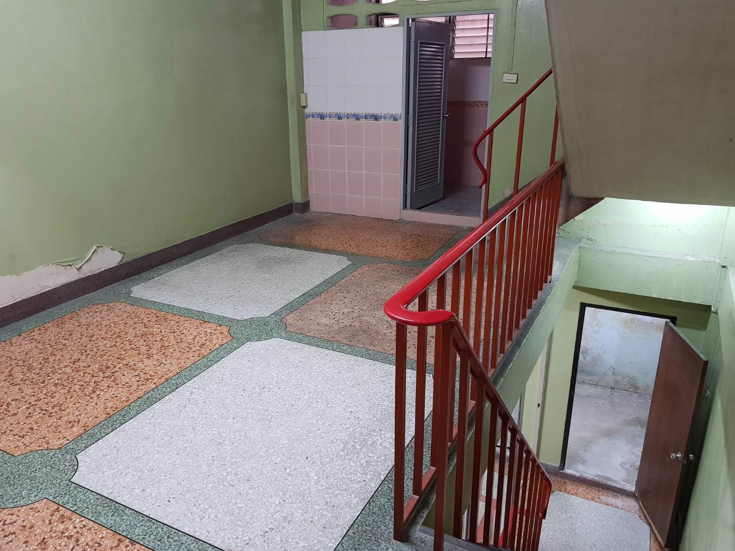 ให้เช่าด่วน-ตึกแถวอาคารพาณิชย์-3-ชั้นครึ่ง-ติดรถไฟฟ้าสะพานควาย-เขตพญาไท-กรุงเทพ