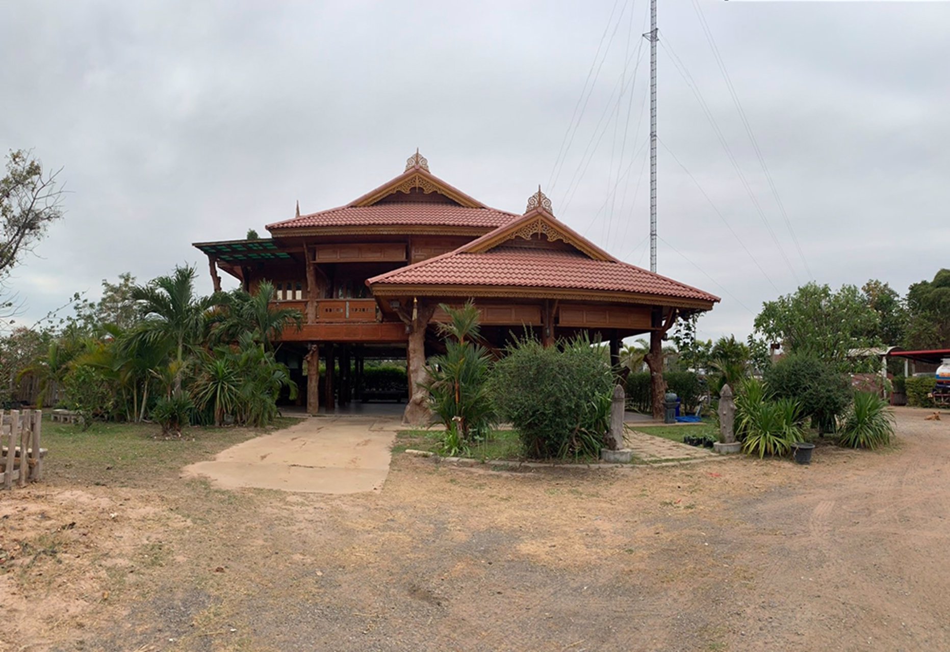 ขายบ้านทรงไทย-หลังใหญ่-2-ชั้น-พร้อมกิจการ-ปั๊มน้ำมัน-อำเภอโพธ์ชัย-ร้อยเอ็ด-โทร-0647898923