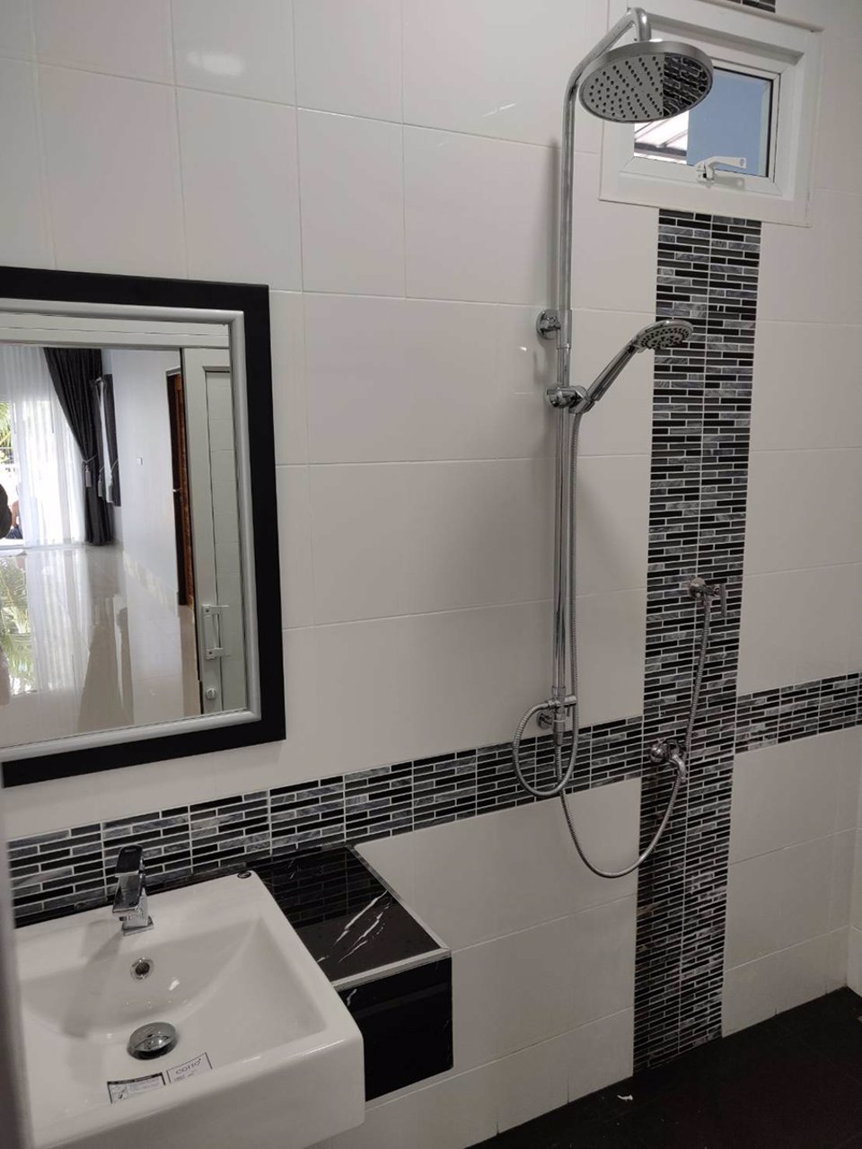 ขายบ้านใหม่ชั้นเดียว-สไตส์-modern-ฟรี-ผ้าม่าน2ชั้น-ทั้งหลัง-โซฟาใหม่ทั้งชุด