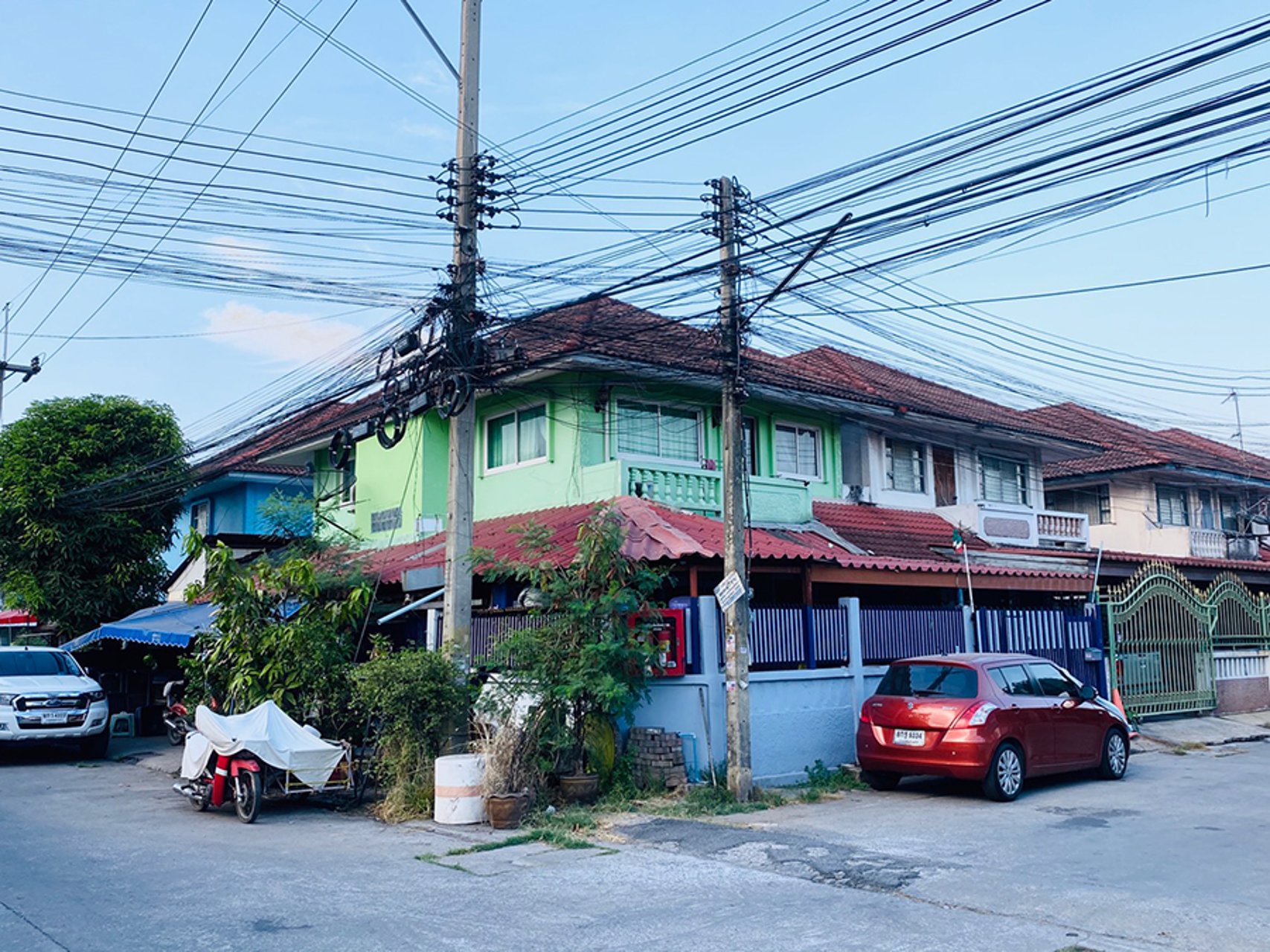 ขายบ้านแฝดด่วน-กำแพงตัวบ้านด้านบนแยก-หมู่บ้านอิ่มอัมพร10-กระทุ่มแบน-สมุทรสาคร-โทร-0879982536