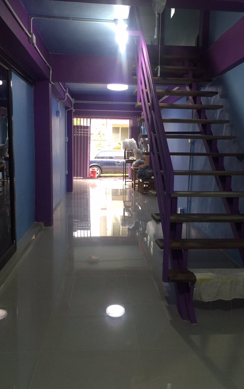 ขายบ้านแฝด-แค่ครึ่งเดียว-ต่อเติมเต็มพื้นที่-หลังคาใสกันร้อนทั้งหลัง-ใจกลางเมือง-จังหวัดกาญจนบุรี