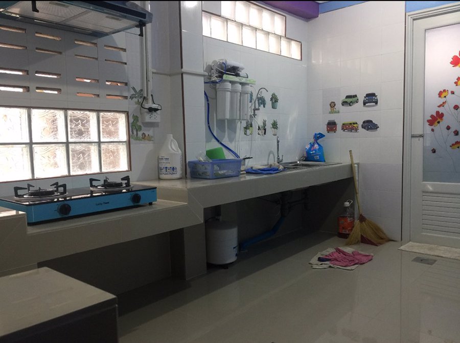 ขายบ้านแฝด-แค่ครึ่งเดียว-ต่อเติมเต็มพื้นที่-หลังคาใสกันร้อนทั้งหลัง-ใจกลางเมือง-จังหวัดกาญจนบุรี