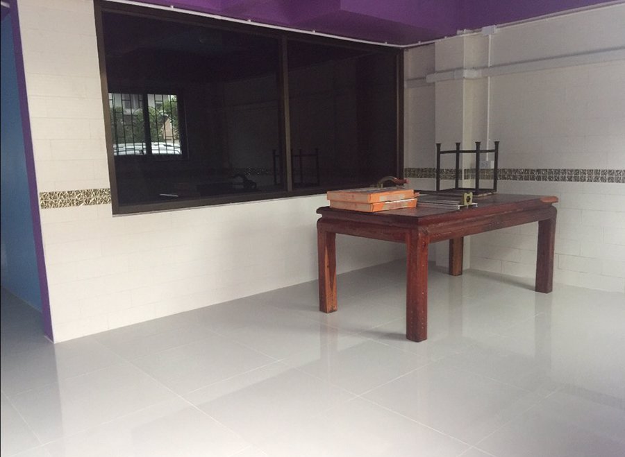 ขายบ้านแฝด-แค่ครึ่งเดียว-ต่อเติมเต็มพื้นที่-หลังคาใสกันร้อนทั้งหลัง-ใจกลางเมือง-จังหวัดกาญจนบุรี