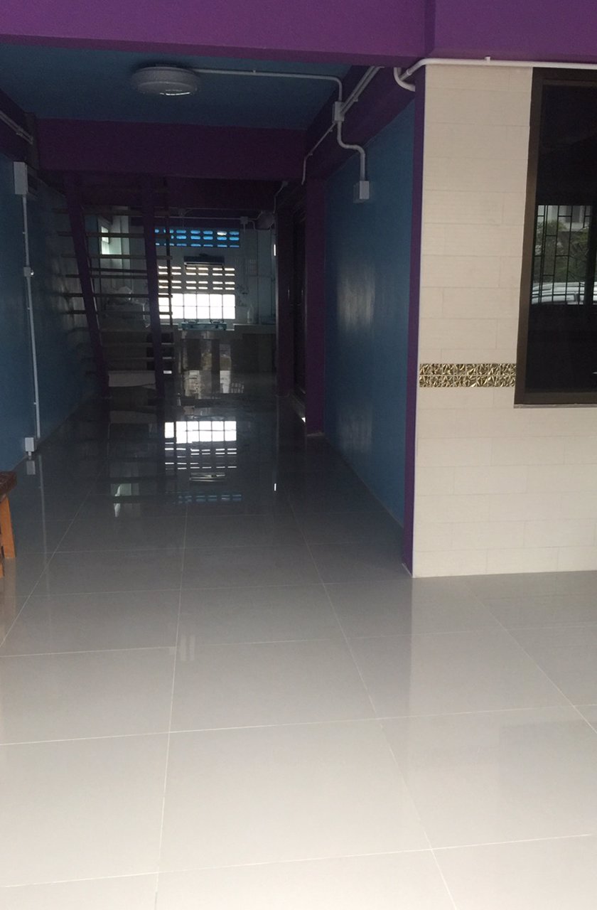 ขายบ้านแฝด-แค่ครึ่งเดียว-ต่อเติมเต็มพื้นที่-หลังคาใสกันร้อนทั้งหลัง-ใจกลางเมือง-จังหวัดกาญจนบุรี