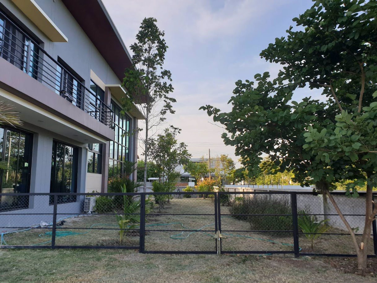 ขายบ้านเดี่ยวสไตล์โมเดิร์น-2-ชั้น-ปัญญารีสอร์ตชลบุรี-416-ตรว-ติดถนนสุขุมวิท-ใกล้สำนักงานเทศบาลตำบล