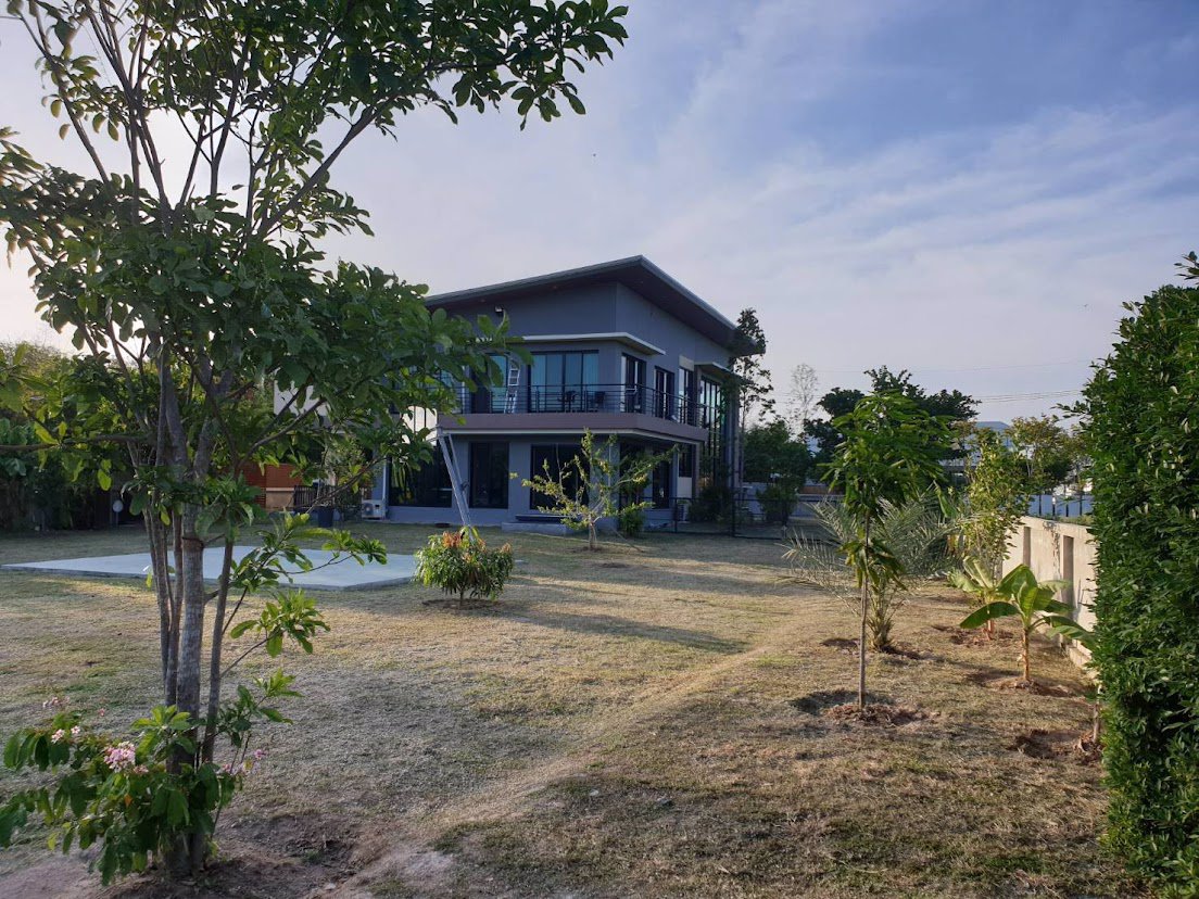 ขายบ้านเดี่ยวสไตล์โมเดิร์น-2-ชั้น-ปัญญารีสอร์ตชลบุรี-416-ตรว-ติดถนนสุขุมวิท-ใกล้สำนักงานเทศบาลตำบล