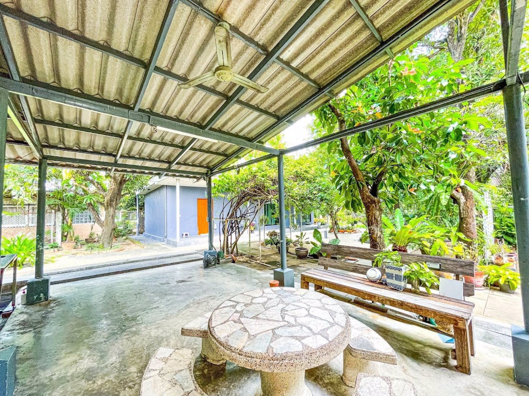 ขายบ้านพร้อมที่ดินทำเลดี-ถนนวิภาวดีรังสิต-เนื้อที่-1-2-43-ไร่-ใกล้สนามบินดอนเมือง