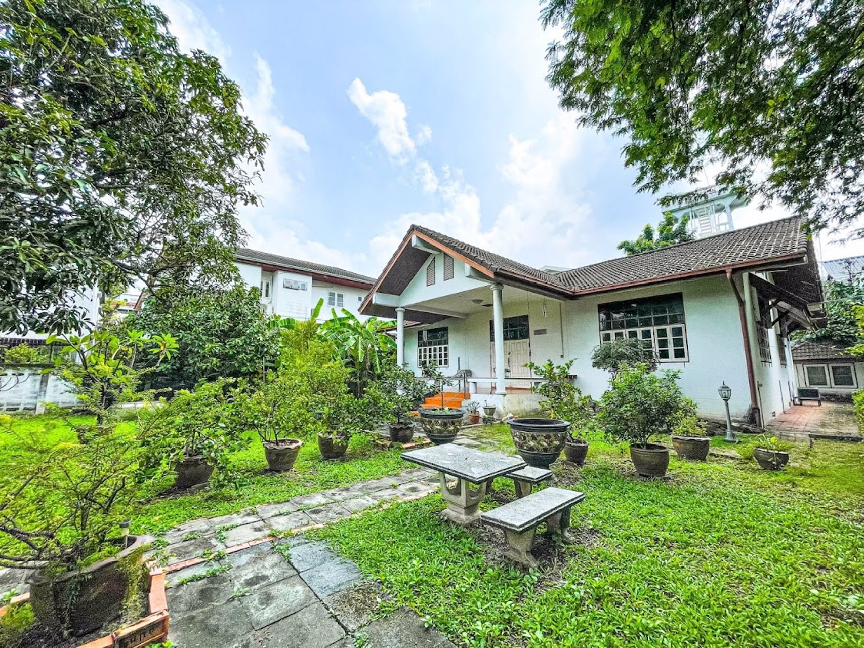 ขายบ้านพร้อมที่ดินทำเลดี-ถนนวิภาวดีรังสิต-เนื้อที่-1-2-43-ไร่-ใกล้สนามบินดอนเมือง